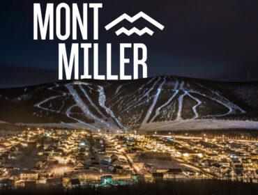 Les lumières déferlent sur le Mont Miller la nuit à Murdochville