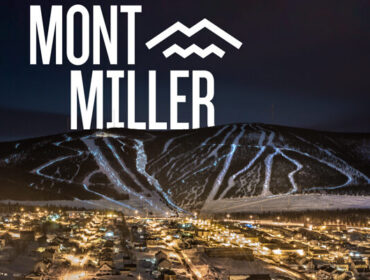 Les lumières déferlent sur le Mont Miller la nuit à Murdochville